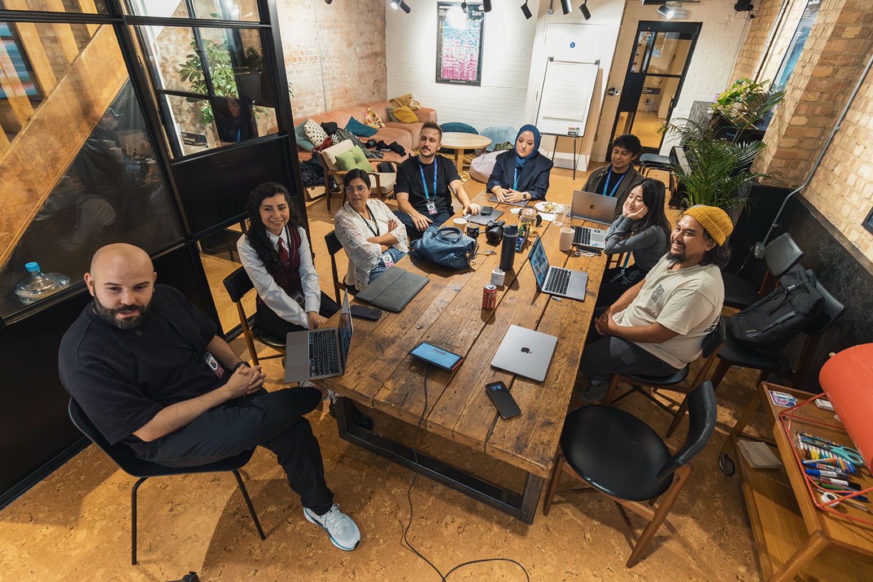 Grupo de profesionales reunidos alrededor de una mesa de trabajo